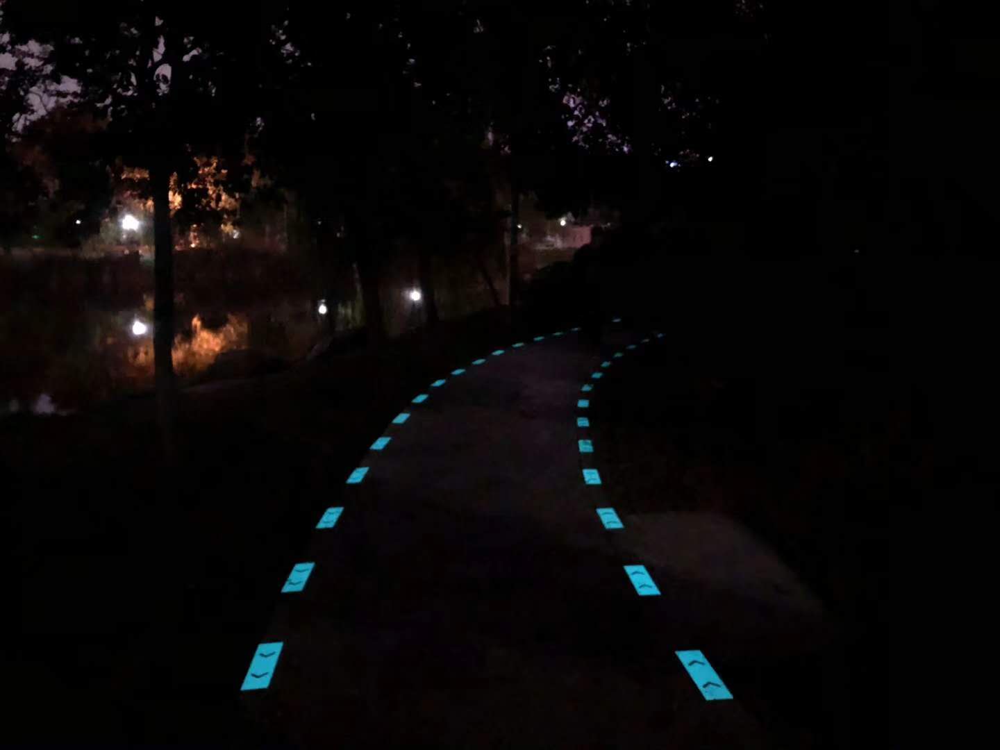 Flèche lumineuse inorganique sur le côté de la route